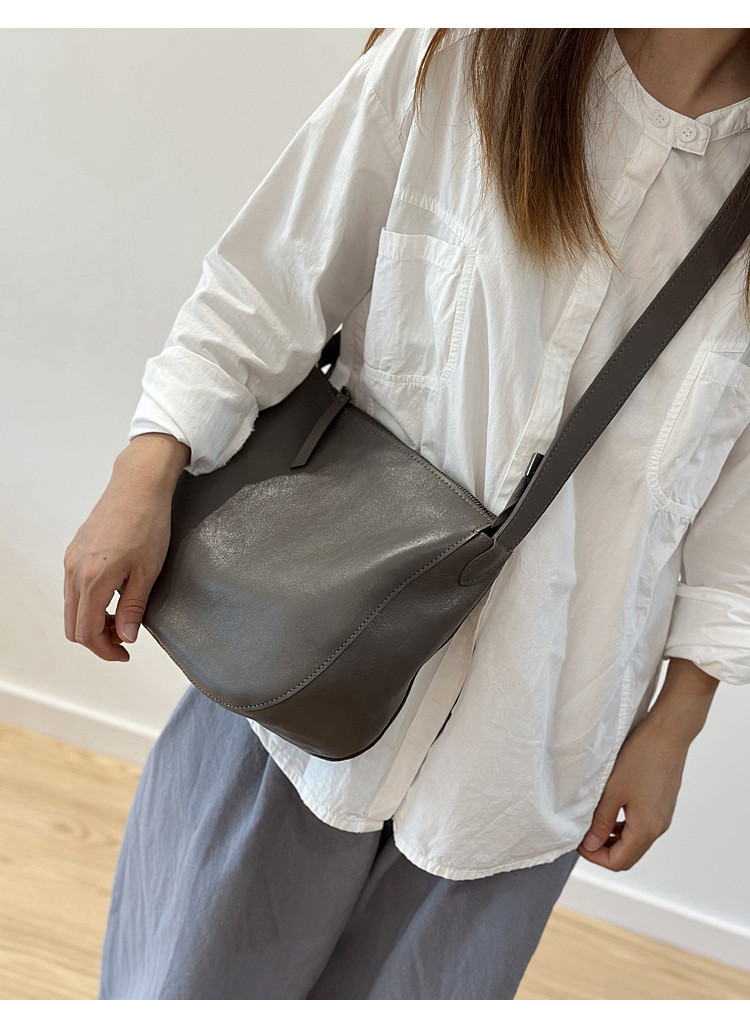 Women's shoulder bag